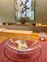 那珂川のせせらぎを背に創作に満ちたお料理が魅力