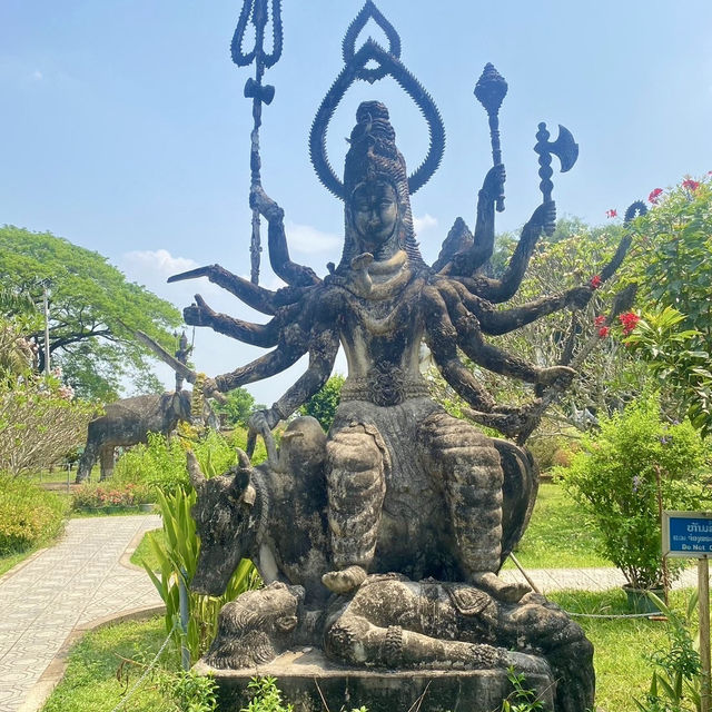 สวนพระ Buddha Park หรือ สวนวัฒนธรรม เซียงควร