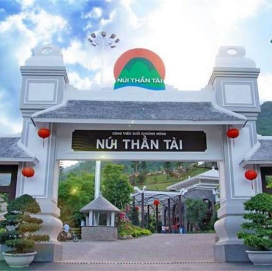 Núi Thần Tài Đà Nẵng là một trong những khu du lịch nổi tiếng và thu hút khách du lịch song song với Bà Nà Hills.
Núi thần tài Đà Nẵng - Điểm du lịch hấp dẫn mọi du khách
Khu du lịch núi Thần Tài là khu du lịch thuộc địa phận khu bảo tồn Bà Nà Núi Chúa - Đà Nẵng. Khoảng cách từ Núi Thần Tài Đà Nẵng về trung tâm thành phố là khoảng 30km. Tuy độ nổi tiếng của núi thần Tài Đà Nẵng không thể sánh được với Bà Nà Hills nhưng KDL vẫn mang một sức hấp dẫn gì đó thu hút được rất nhiều các du khách.

