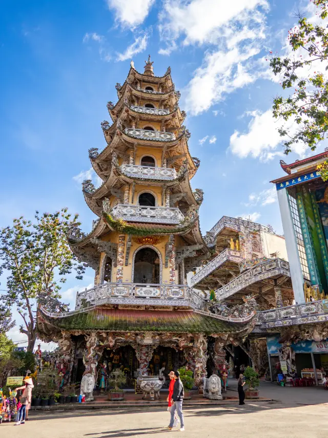 Dalat... Linh Phuoc Pagoda.
