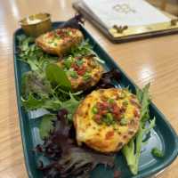 「靚靚打卡餐廳，菠蘿火龍果沙冰」
