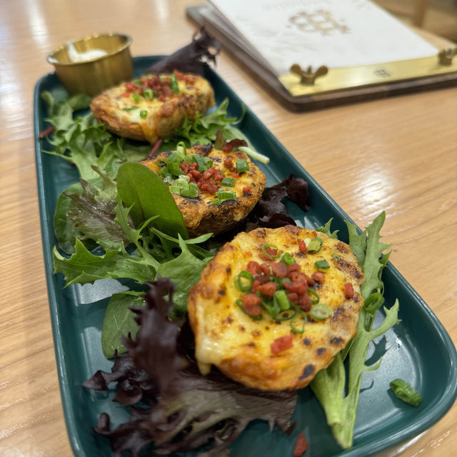 「靚靚打卡餐廳，菠蘿火龍果沙冰」