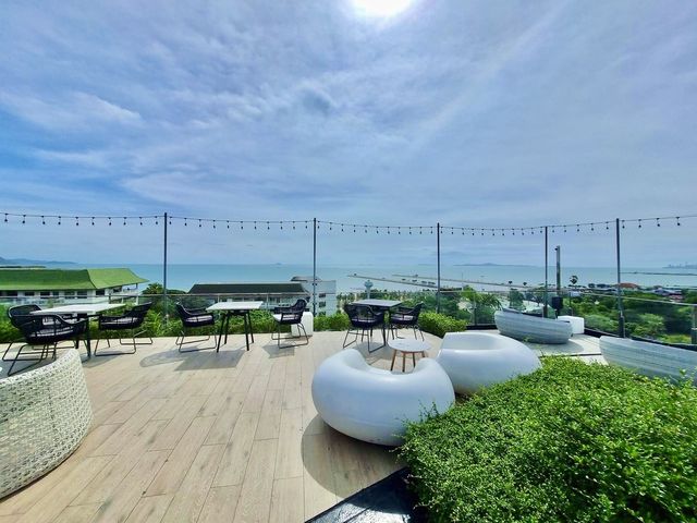 Cross Vibe Pattaya Seaphere โรงแรมสวยพัทยา