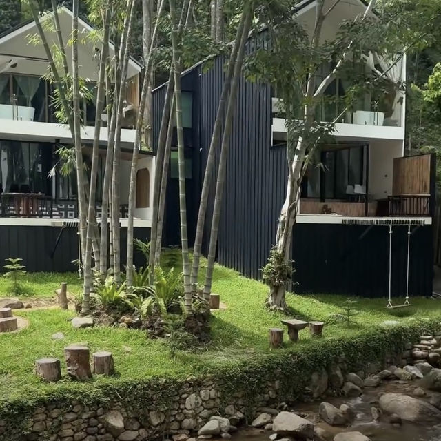 ที่พักติดลำธาร สวยงามที่แม่กำปอง