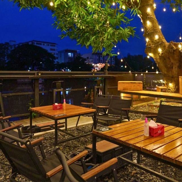 🥩Hideout Chill&Grill เป็นร้านอาหารริมแม่น้ำน่าน