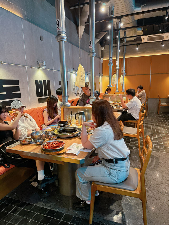 講起深圳烤活鰻魚專門店，最近試咗🌟姜虎東白丁烤肉🌟餐廳裝修走韓風路線🇰🇷搭配埋另一主打烤肉🍖🍗食物夠哂豐富，即刻介紹俾大家👏🏻👏🏻