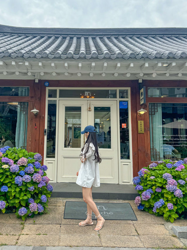 지금 경주 여행을 떠나야 하는 이유, 꽃밭뷰가 예쁜 카페 “마르쉐”