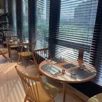 「Delish Kitchen by ALOT」：啟德商場的藝術餐廳，口碑一流！