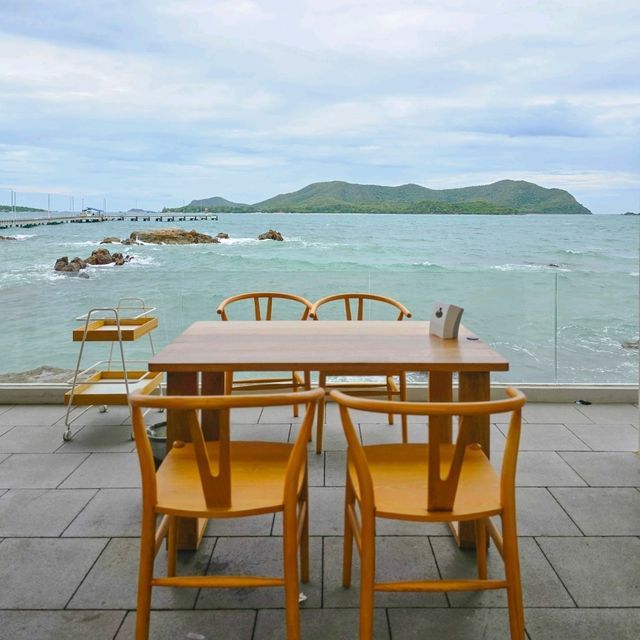 คาเฟ่และร้านอาหารบรรยากาศดีริมทะเลแสมสาร ~ สัตหีบ