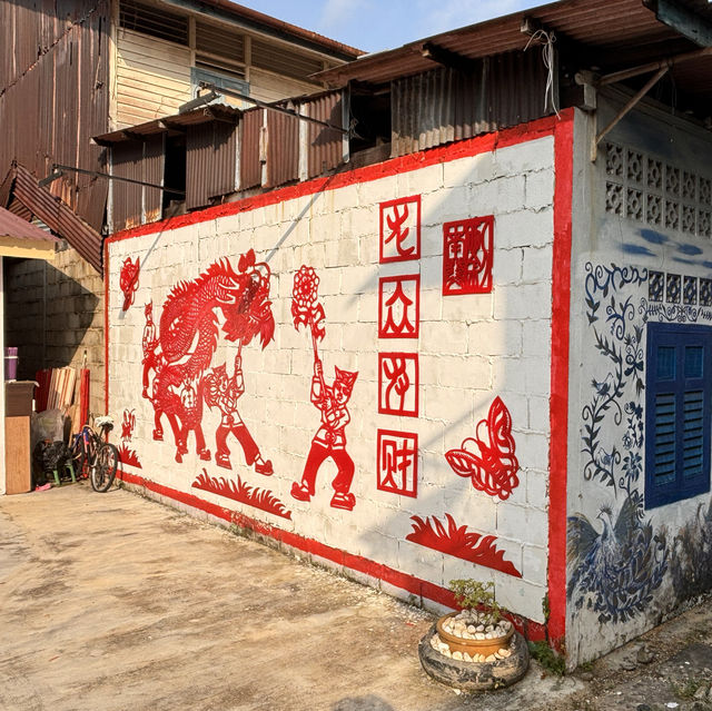 "Kelapa Sawit Wall Art in Kulai: A Vibrant Showcase of Local Culture and Industry"