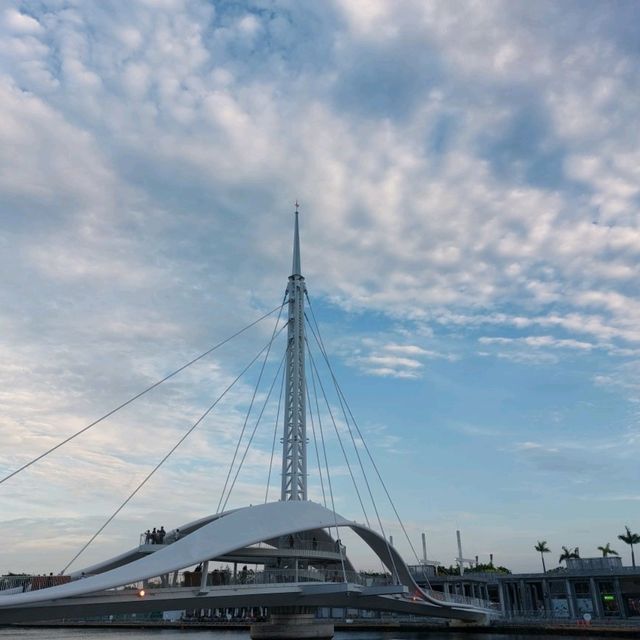 高雄大港橋的風景很美♡大港橋，駁二特區，流行音樂中心，哈瑪星鐵道文化園區，高雄港