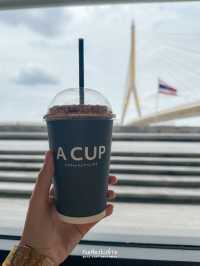 นั่งทำงานชิลๆ ในร้านกาแฟริมแม่น้ำเจ้าพระยา