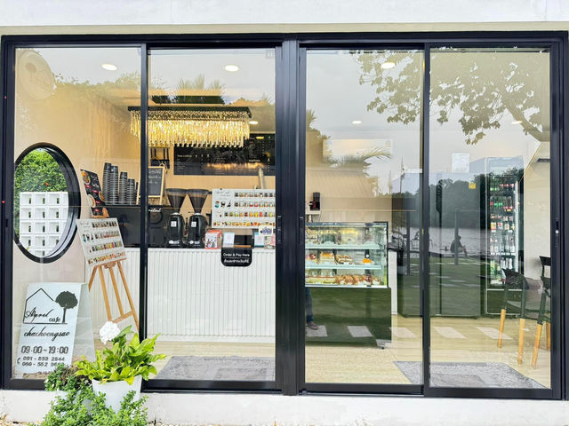 April Cafe  🍵🍰🌳