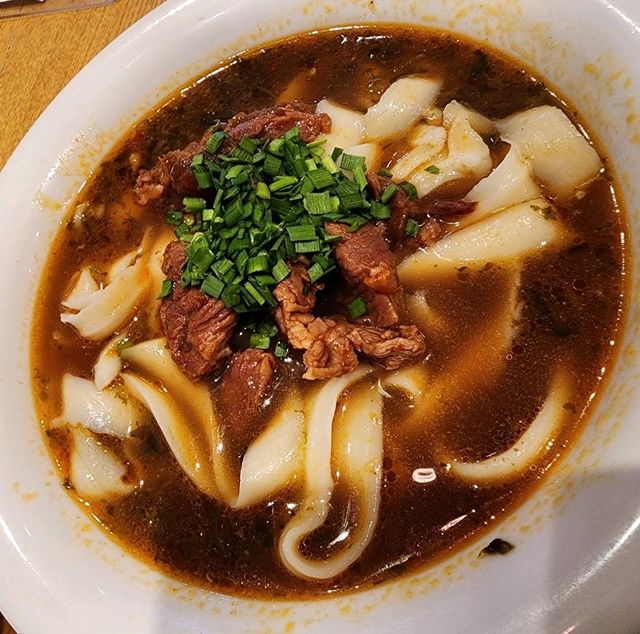 【新村グルメ】台湾式中華料理！牛肉刀削麺정회원