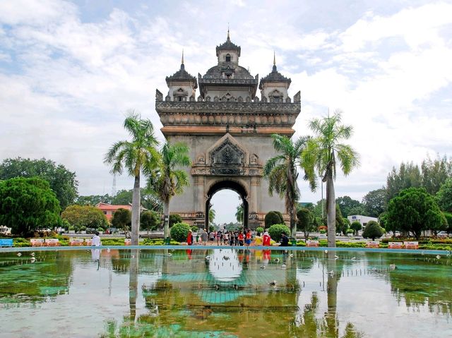 Patuxay - Victory Monument ประตูชัย เวียงจันทน์