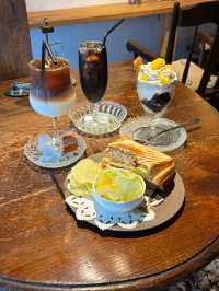 【福岡カフェ】落ち葉の絨毯が圧巻の素敵カフェ