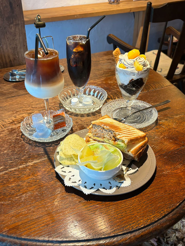 【福岡カフェ】落ち葉の絨毯が圧巻の素敵カフェ