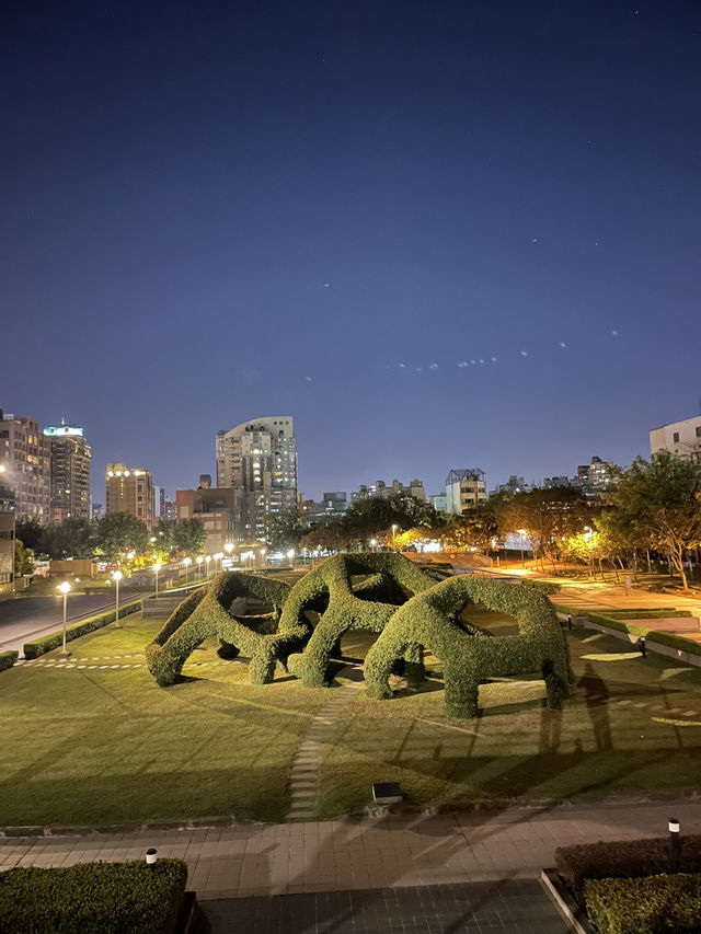 An Evening Stroll Around the National Taiwan Museum of Fine Arts Park 🖼️🌙 