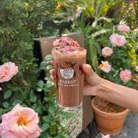 ชวนแฟนไปคาเฟ่ในกรุงเทพที่เต็มไปด้วยดอกกุหลาบ 🌹