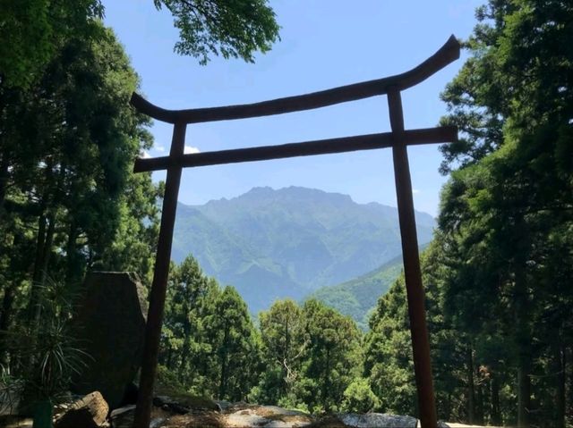 霊山石鎚の真正面。パワースポット