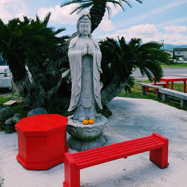 海に浮かぶ幻想的な鳥居⛩️🌊 干潮時には歩いて渡れる！