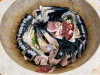 🌊瀘沽湖美食天花板！坐擁湖景吃蒸汽石鍋魚的極致享受🐟