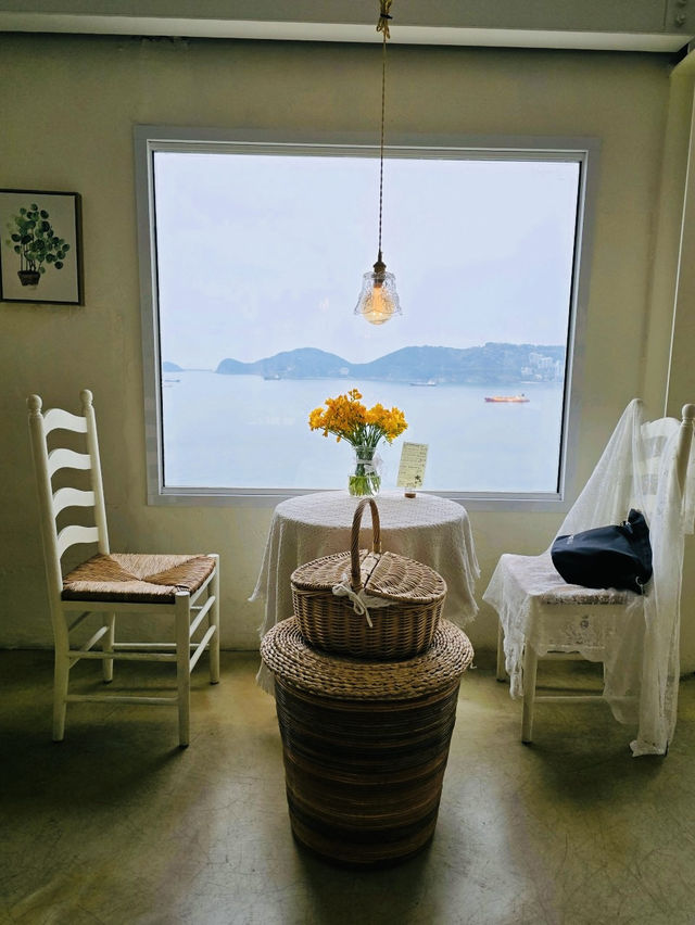 釜山｜Huinnyeoul Beach 南洋風海景咖啡廳，一秒飛去海島度假 藏身在釜山白淺灘文化村旁的這間人氣咖啡廳  