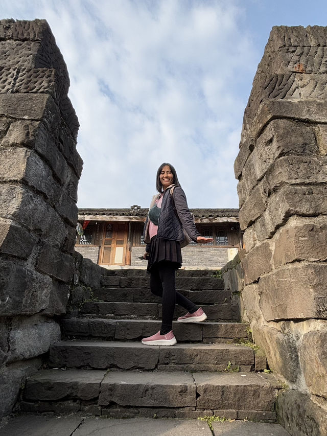 จุดถ่ายรูปลับๆกับกำแพงเมืองโบราณที่ Dujiangyan 