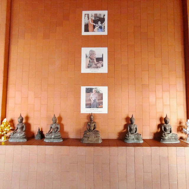 พระพุทธรูปองค์ดำและหลวงพ่อหยกขาว วัดผาสุกมณีจักร