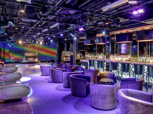 "Norwegian Breakaway: The Ship That’s Basically a NYC Party… But With More Sunscreen" 🗽🚢🌞