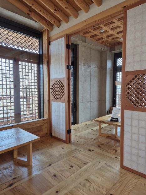 韓國清州 這間清州韓屋咖啡廳！圖書館美學，拍照控先收藏 位於清州的후마니타스（HUMANITAS）