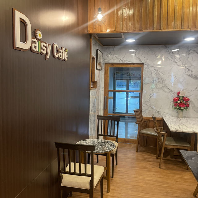 Daisy Cafe คาเฟ่ติดริมถนน บรรยากาศดี 
