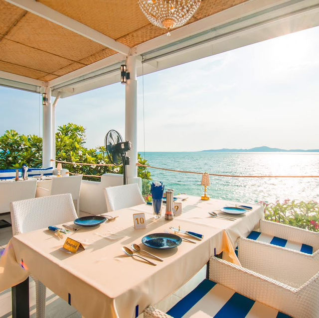 ร้านอาหารริมทะเลมู๊ดดีมากโทนขาวน้ำเงินชมแสงยามเย็น