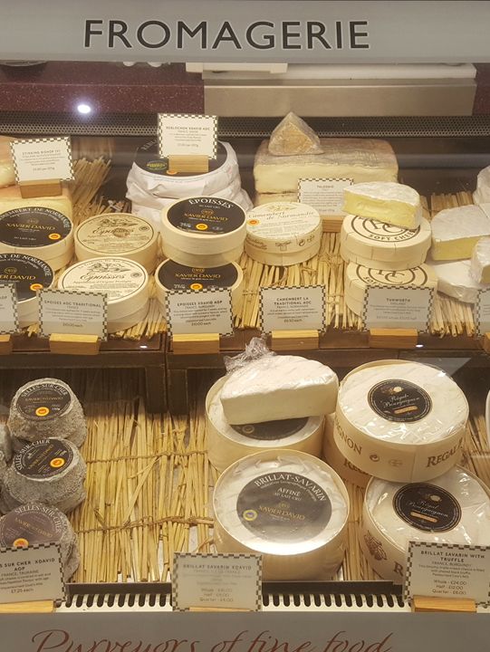 🥐 “세상 모든 맛이 한자리에 – 런던 해롯 백화점 푸드코트”