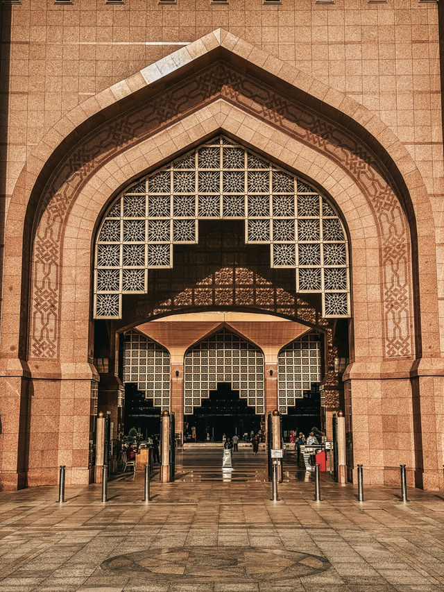 Serenity in Pink: A Peaceful Spring Morning at Putra Mosque