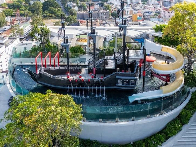 โรงแรมหรูใจกลางพัทยา มีสวนน้ำลอยฟ้า ธีมโจรสลัด⛵️ 🏴‍☠️