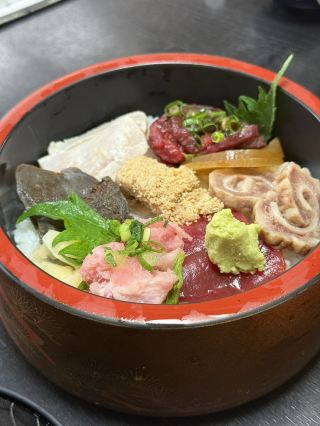 미사키항의 스시 전문점 '우오네'에서 참치의 희소 부위를 맛보는 호화로운 시간