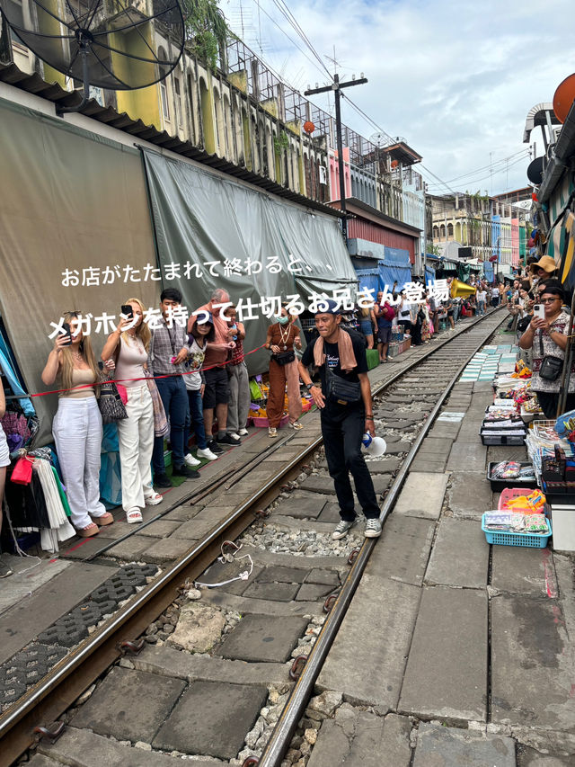 タイ🇹🇭バンコク近郊✨電車がスレスレ通る！🚃メークロン市場