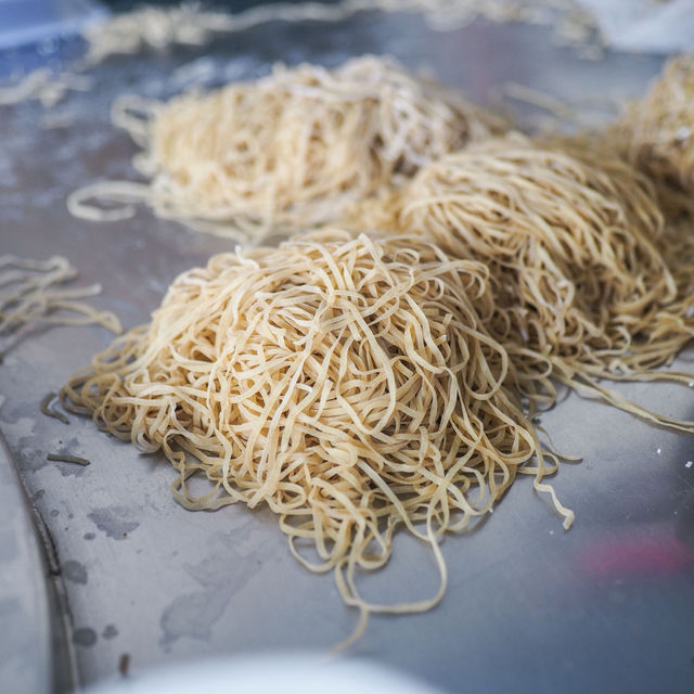 เจ๊ไก่บะหมี่เกี๊ยวร้อยปี 