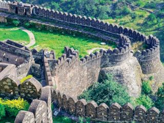 🏯 Kumbhalgarh: The Fortress That Touched the Sky and Echoed a Kingdom’s Spirit