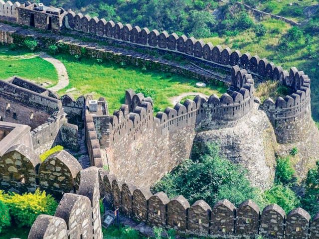 🏯 Kumbhalgarh: The Fortress That Touched the Sky and Echoed a Kingdom’s Spirit