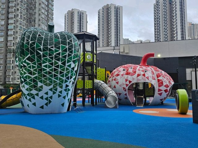 新都會廣場歷奇公園，可愛植物造型的滑梯