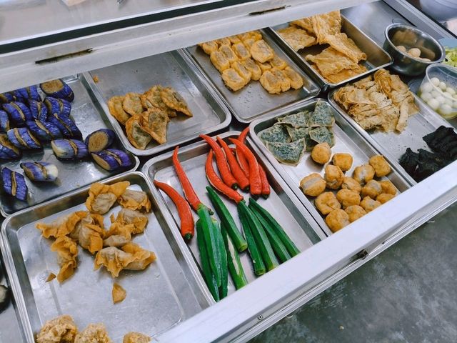 Muar Must-Eat: Uncover the Legendary Fish Paste Noodles of Hong Seng Kopitiam!