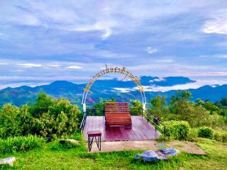 Morning amidst a sea of clouds, like a dream world...