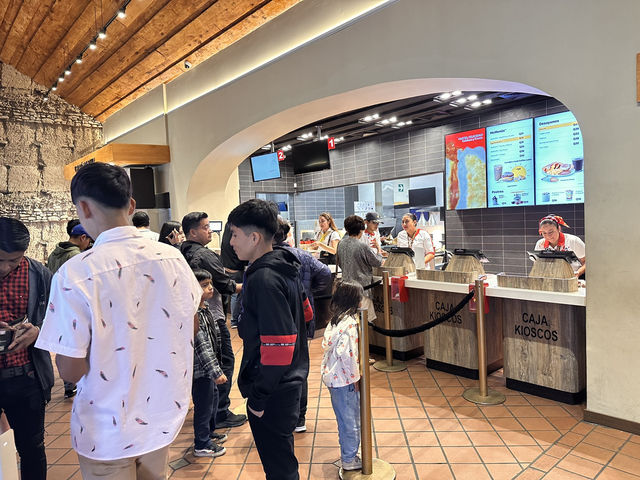 【アンティグア・グアテマラのマクドナルド｜歴史的建築×自然に包まれた癒しのカフェタイム】