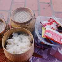 ตักบาตรเช้าหลวงพระบาง