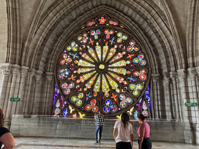 【ヴォト国立大聖堂｜Basilica del Voto Nacional】
