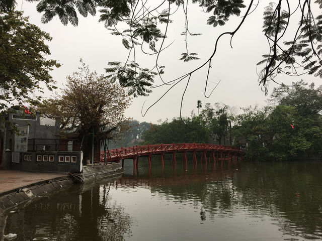 🌿 Serenity in the City: Hoàn Kiếm Lake + Cake & Coffee by the Water