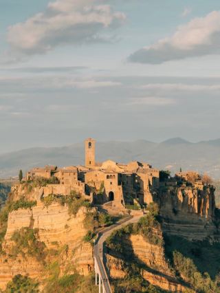 [The Miracle of a Vanishing Town] A journey surrounded by silence and spectacular views in Civita di Bagnoregio 🌁🏞️