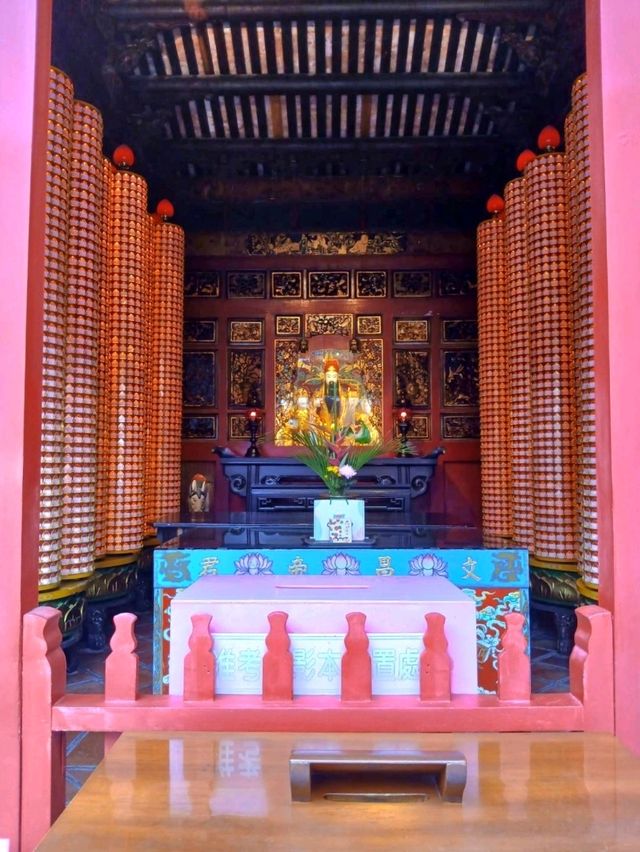 ขอพรเทพเจ้าที่ วัดหลงซาน